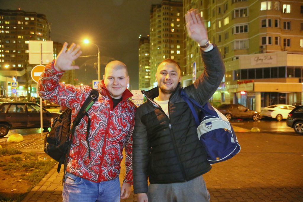 Московский. 15 октября 2017 года. Саша Герман и Андрей Авдеев (слева направо) отправляются в армию. Фото: Виктор Хабаров