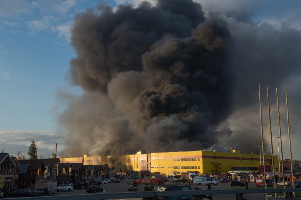 Авиация участвует в тушении крупного пожара в торговом центре на МКАДе. Фото: "Вечерняя Москва"