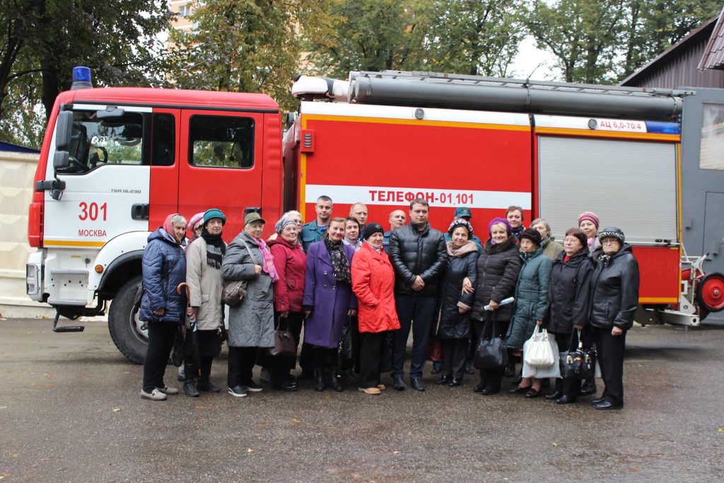 Пожилые новомосквичи побывали на экскурсии в пожарной части