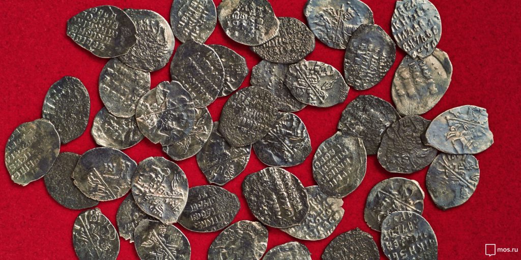Клад монет XVII века, найденный во время раскопок на Нижней Радищевской улице. Фото: mos.ru 