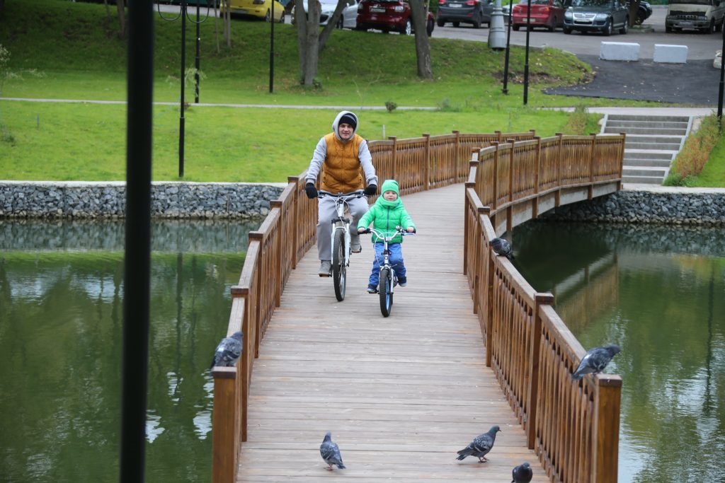 1 октября 2017 года. Житель Мосрентгена Андрей Проказа с сыном Владимиром часто катаются на велосипедах в новом парке. Фото: Владимир Смоляков