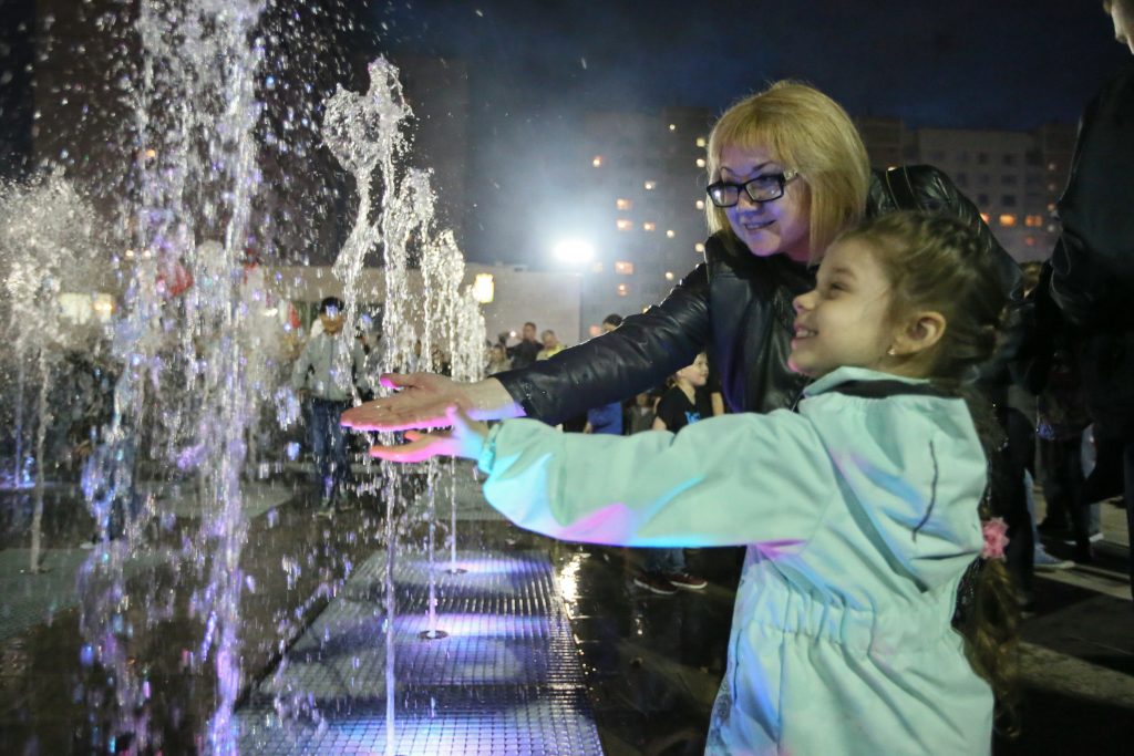Московский. 20 мая 2017 года. Жители радуются открытию первого «сухого» фонтана в ТиНАО. Фото: Виктор Хабаров