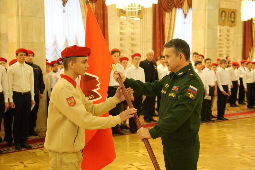 Генерал Михаил Смыслов передает знамя Юнармии одному из новобранцев. Фото: Владимир Смоляков 