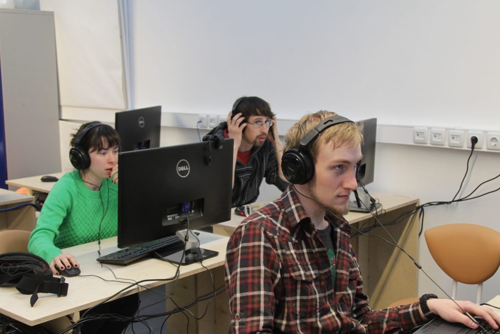 Жители Троицка участвуют в научно-творческом мастер-классе в технопарке ФИАН.