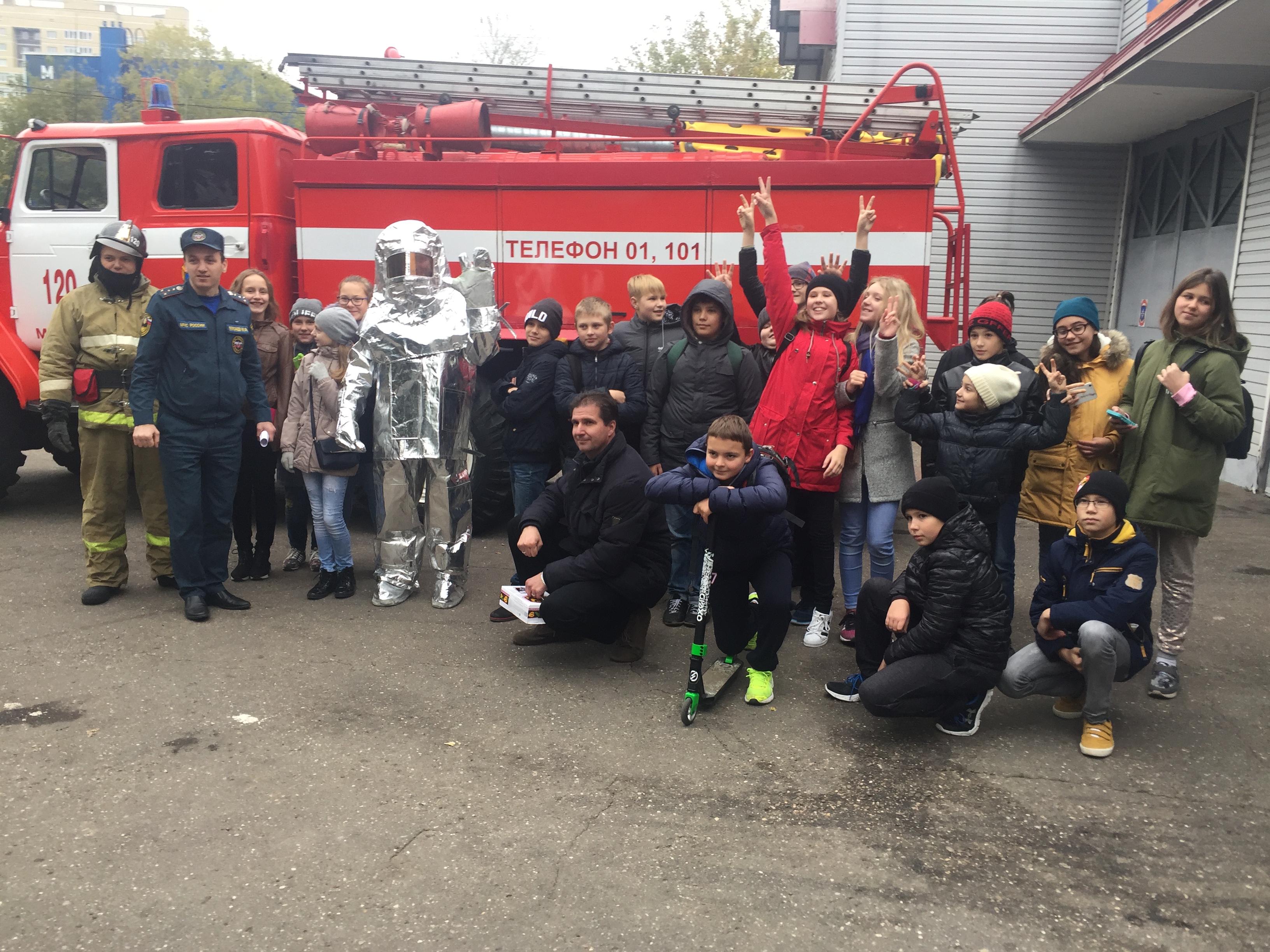 Экскурсию для юных новомосквичей провели по пожарно-спасательной части