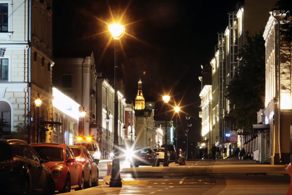 Более трех тысяч новых фонарей появилось на улицах города за 2017 год. Фото: архив, «Вечерняя Москва»