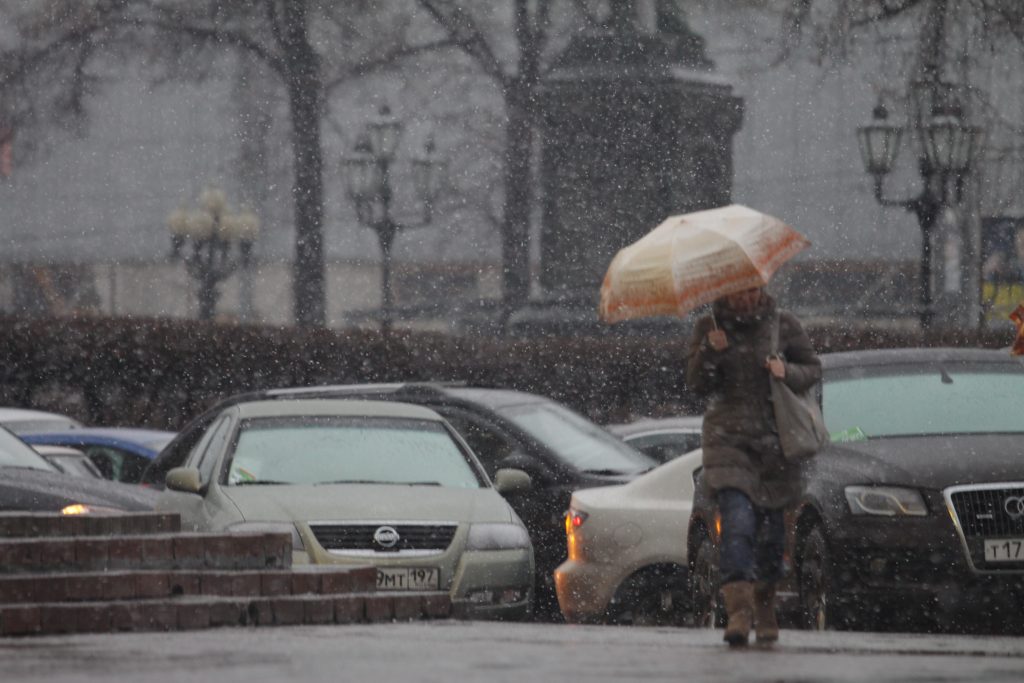 Буран со снегом и дождем пообещали Москве во вторник