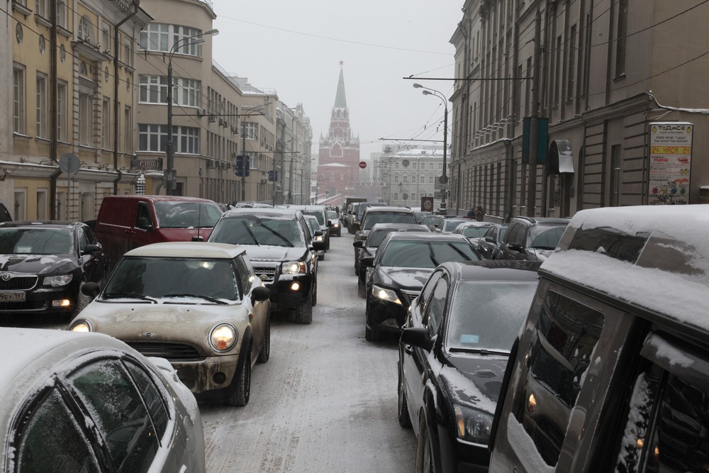 Московских водителей напугали метелью и пробками 27 октября