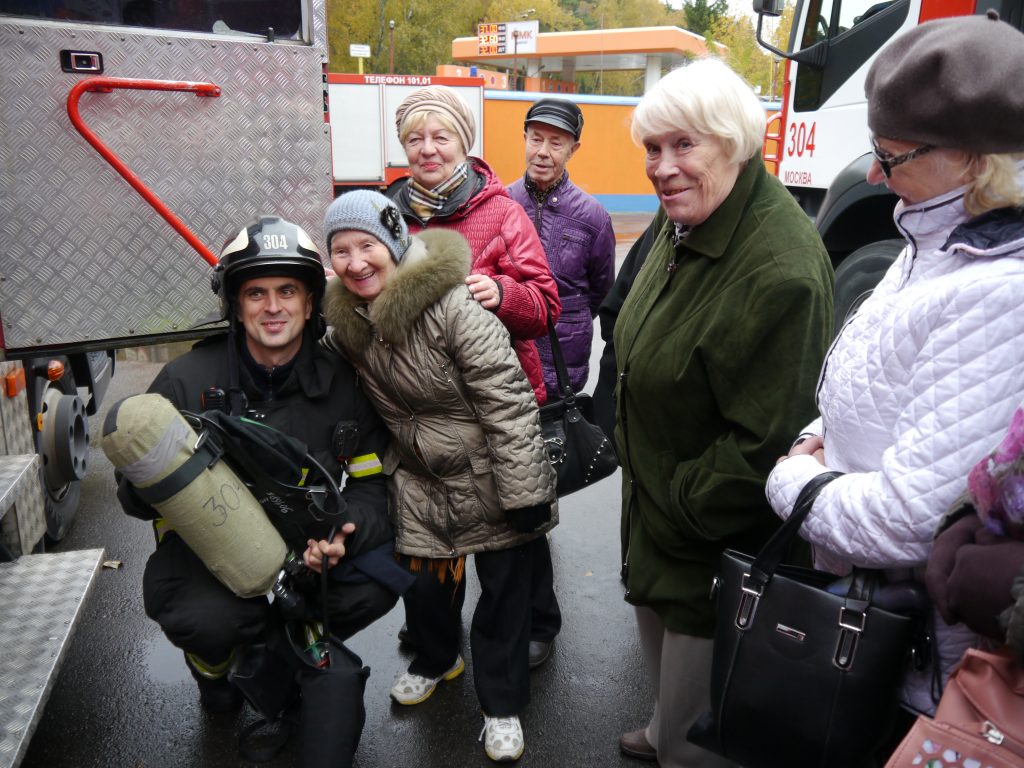 Пожилые новомосквичи побывали на экскурсии в пожарной части. Фото: Ирина Ким