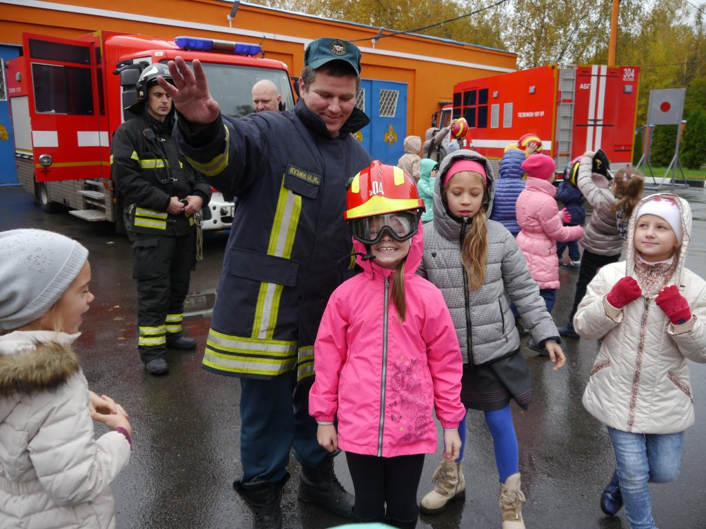 Экскурсию в пожарную часть организовали для юных новомосквичей
