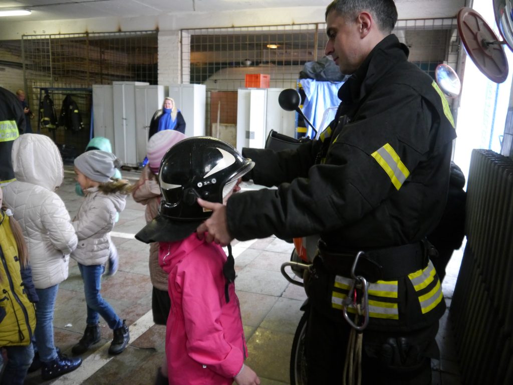 Юные жители Троицка посетили пожарную часть. Фото: пресс-служба Управления по ТиНАО Департамента ГОЧСиПБ