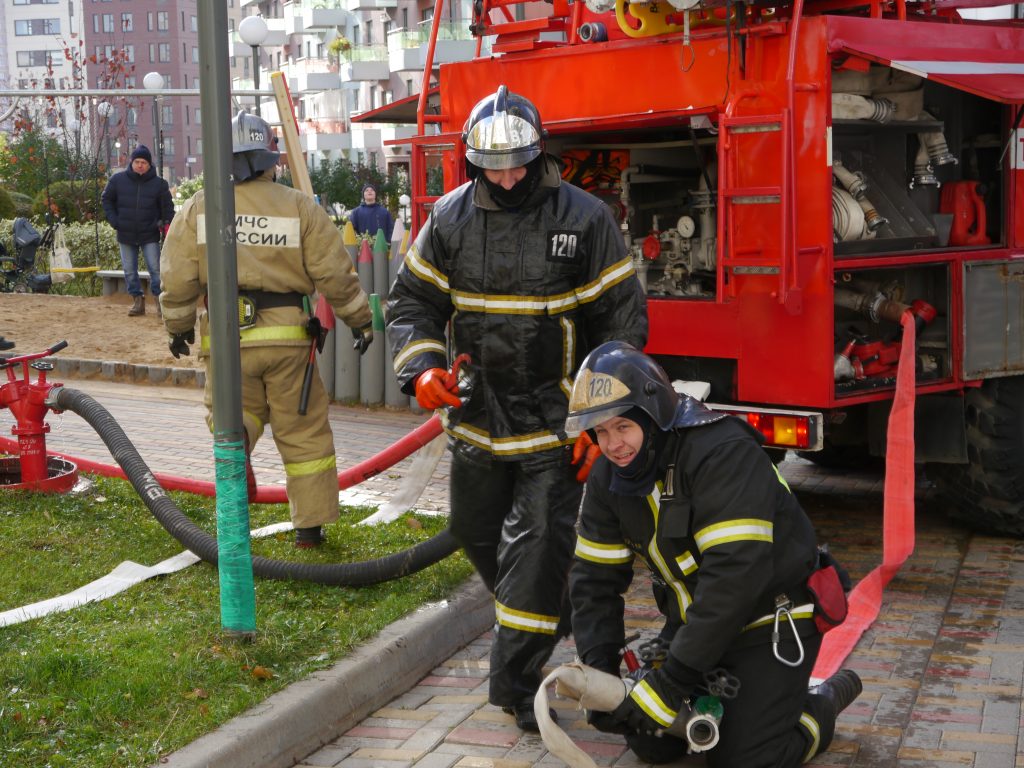 Учение по тушению пожара в высотном здании провели подразделения пожарно-спасательного гарнизона Новой Москвы