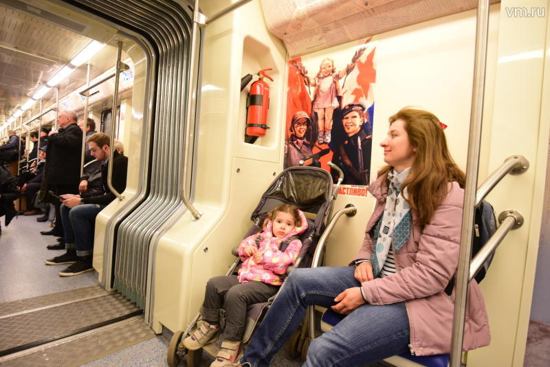 Стикеры с правилами поведения развесят в поездах метро Москвы