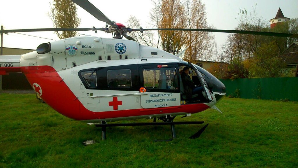 Вертолет эвакуировал мужчину после падения с высоты в ТиНАО