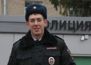 Троицк. 6 ноября 2017 года. Участковый уполномоченный полиции МО МВД России «Троицкий» города Москвы Александр Кузнецов считает, что главное — больше общаться с людьми и всегда быть на своем участке. Тогда и преступлений будет меньше. Фото: Виктор Хабаров