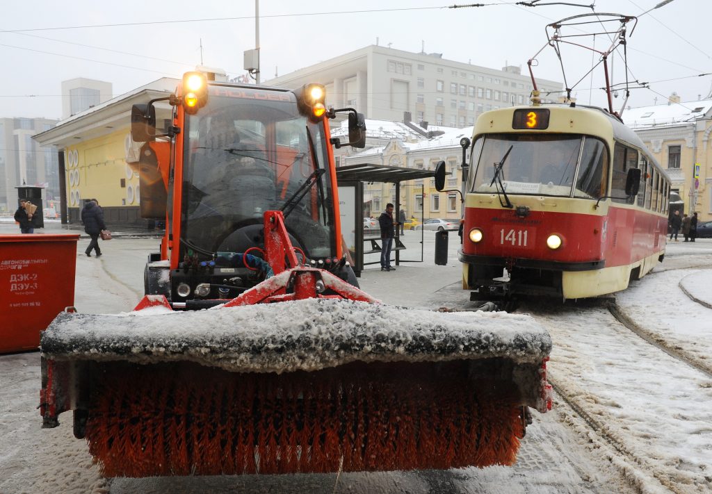 Поездка на трамвае более предсказуема, чем пробка из-за снежного заноса. Фото: Александр Кожохин