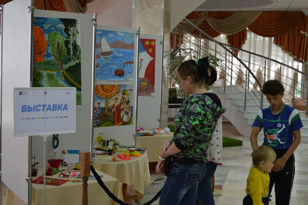 Сотрудники Дома культуры «Дружба» в Вороновском организуют обзорную экскурсию по выставке.Фото: Дом культуры «Дружба»