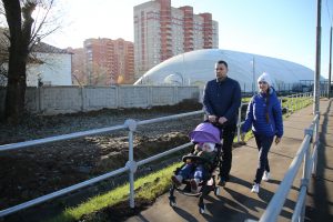 9 ноября 2017 года. Щербинка. Жители городского округа Алексей и Марина Пиянзины с сынишкой Валерой идут по улице Степана Эрьзи. Еще два дня назад она носила рабочее название — Проектируемый проезд. Фото: Владимир Смоляков