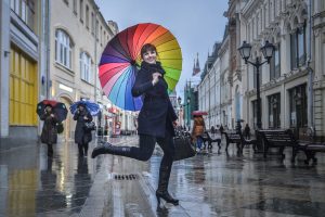 С зонтами расставаться пока рано. Фото: Наталья Феоктистова