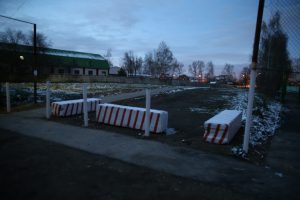 Деревня Марушкино. 1 ноября 2017 года. Газон теперь свободен от машин. Фото: Владимир Смоляков