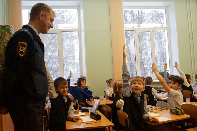Полицейский провел профилактическое занятие для школьников Новой Москвы. Фото: пресс-служба УВД по ТиНАО