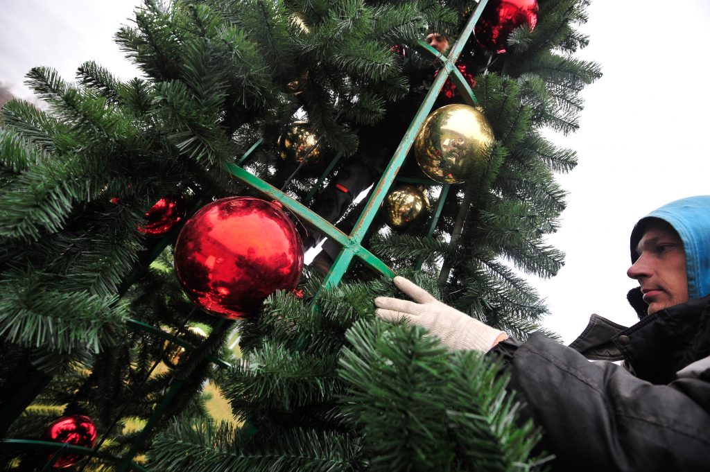 Ели, гирлянды и разноцветные шары: Вороновское украсят к Новому году