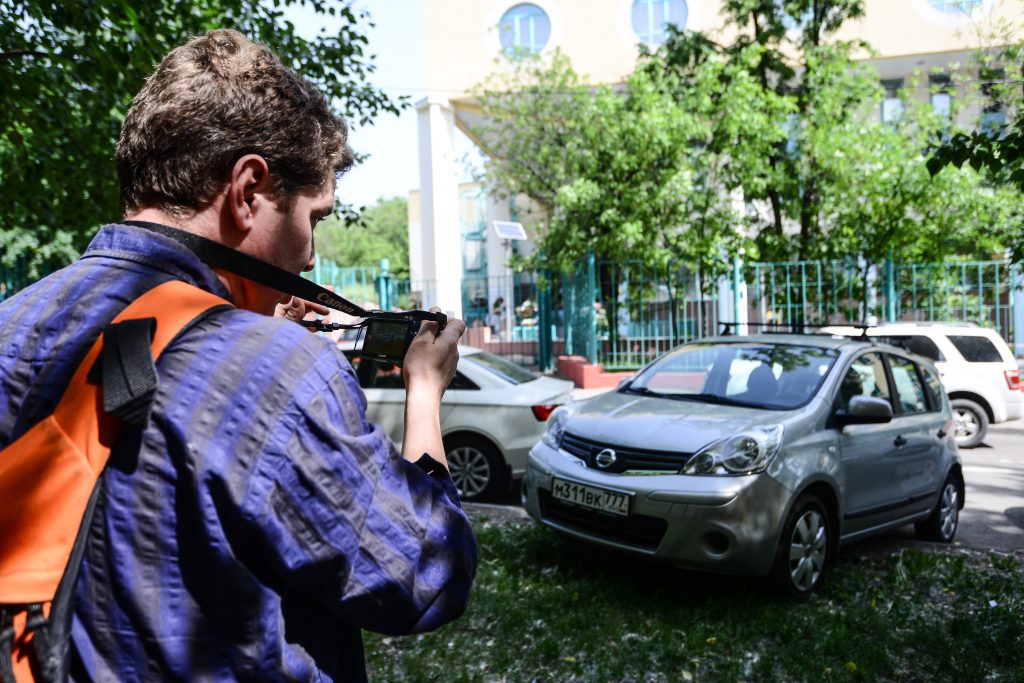 Через «Помощник Москвы» выявили 90 процентов случаев парковки на газонах