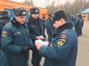 Строевой смотр в связи с переходом на зимнюю форму одежды прошел на территории пожарно-спасательной части Троицка. Фото: пресс-служба Управления по ТиНАО ГУ МЧС России по г. Москве