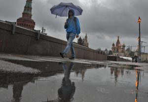 Несмотря на тучи и дождь будет тепло. Фото: Александр Кожохин