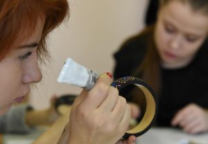 Поделки приурочат к приближающемуся Новому году. Фото: Владимир Новиков