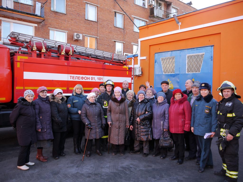 Пожарные Троицка провели экскурсию для пожилых жителей