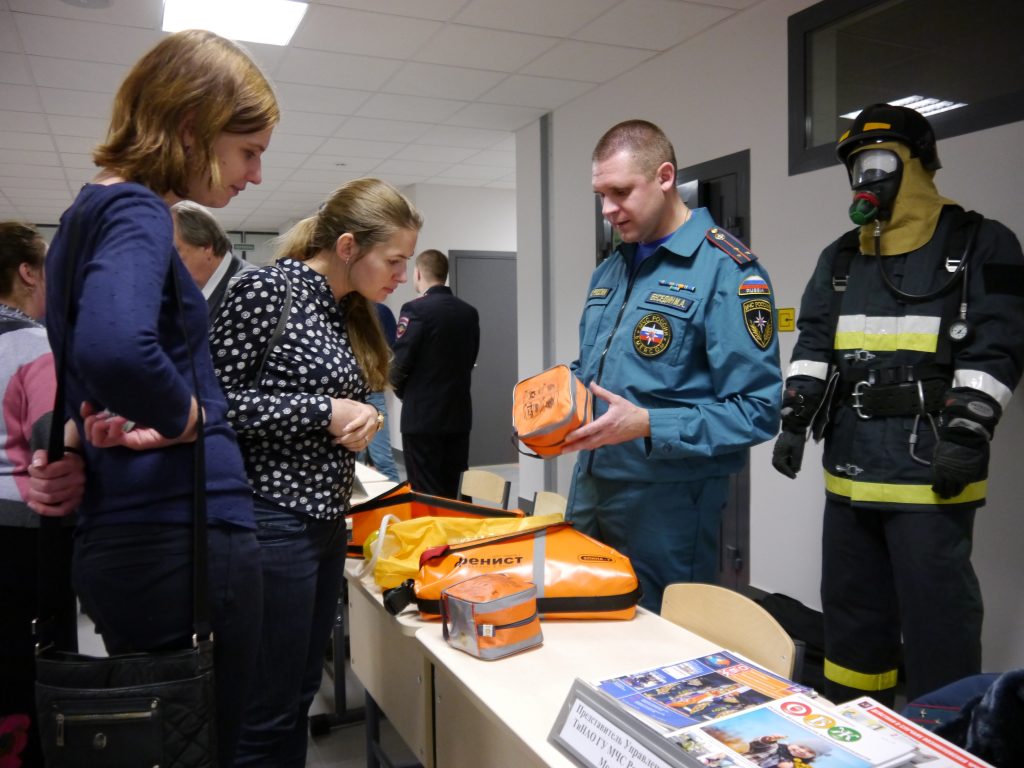 Спасатели продемонстрировали оборудование и технику на прошедшей встрече с жителями Десеновского