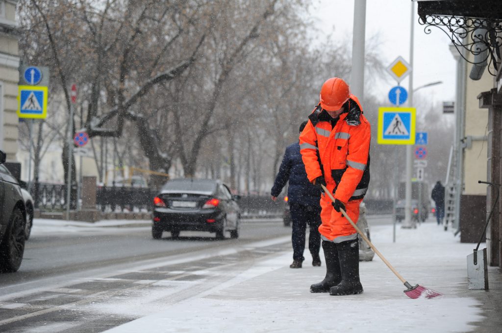 Коммунальщики начали очищать Москву от снега