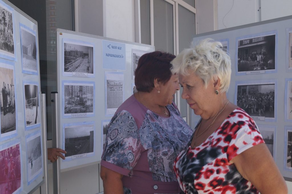 Молодые парламентарии Киевского открыли выставку ранних фотографий поселения