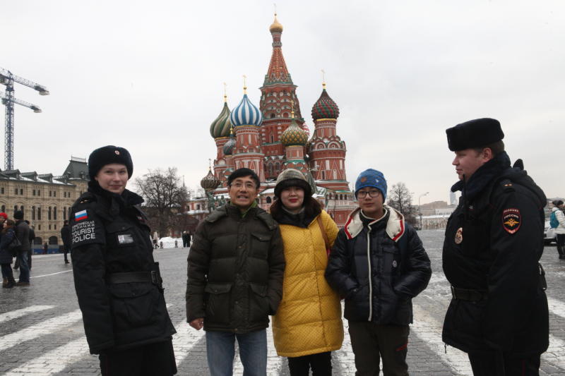 Москва увеличила число нарядов туристической полиции для парка «Зарядье»