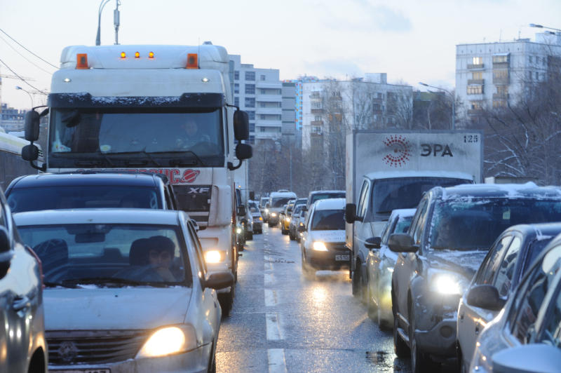 Автовладельцам советуют пересесть на общественный транспорт. Фото: Александр Кожохин