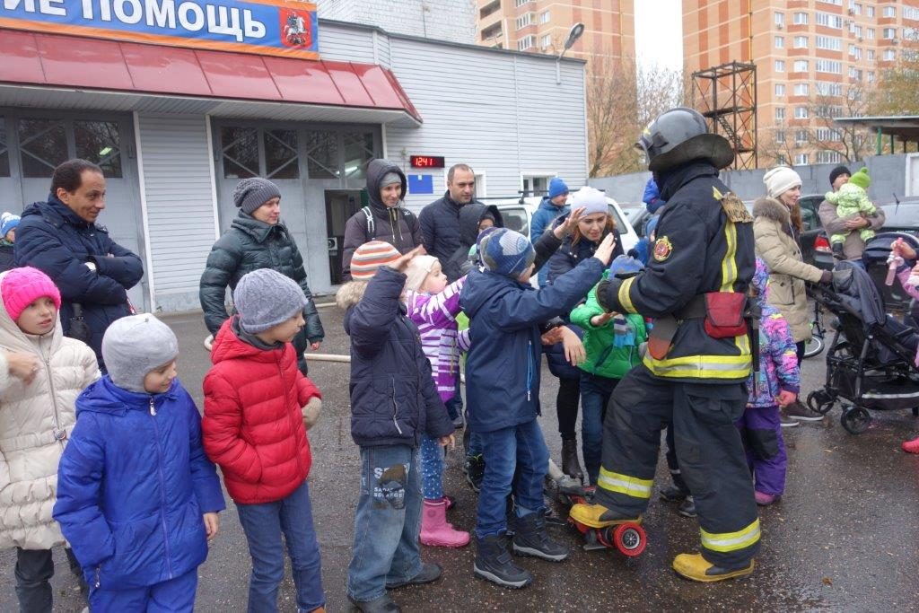 Пожарные провели экскурсию для учеников «Умной школы» поселка Коммунарка