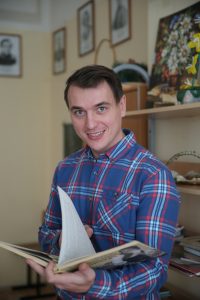 Николай Пронев приучает школьников читать настоящие книги. Фото: Владимир Смоляков