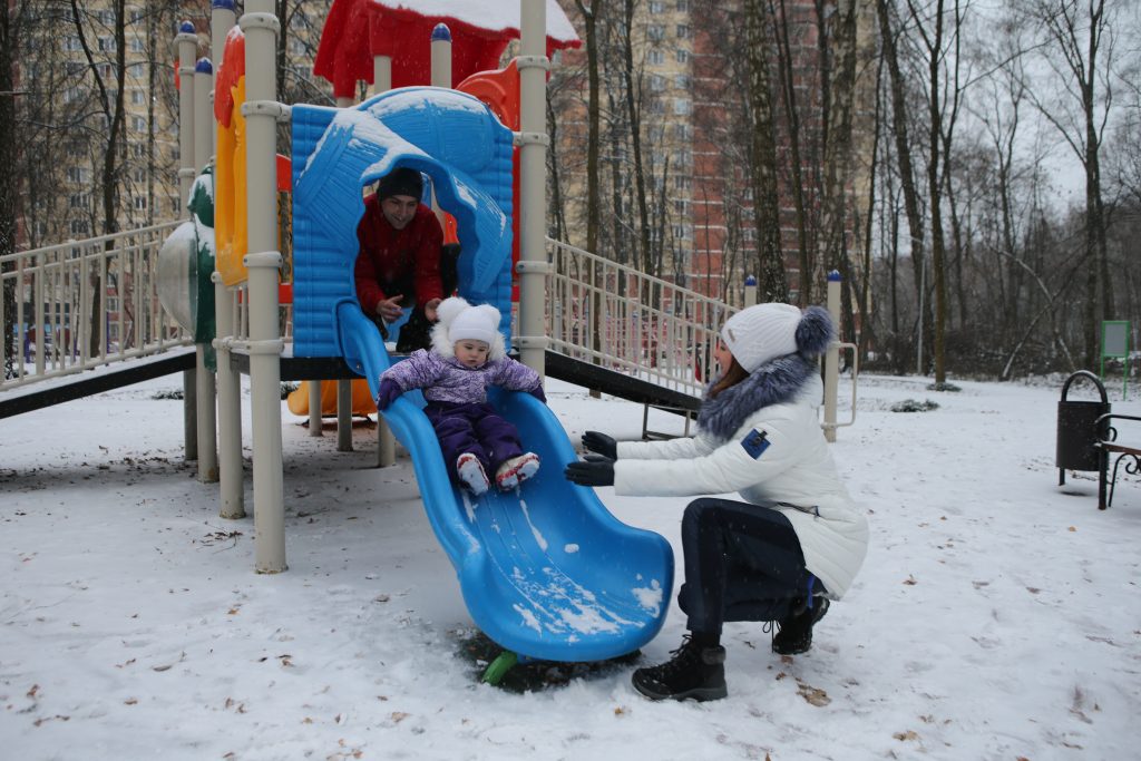 Стоп-кадр : дети Московского встречают зиму