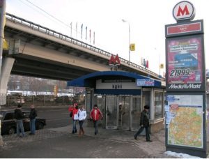 Здесь установят навесы, с помощью которых пассажиры подземки смогут укрыться от снега или дождя. Фото: Пресс-служба Москомархитектуры