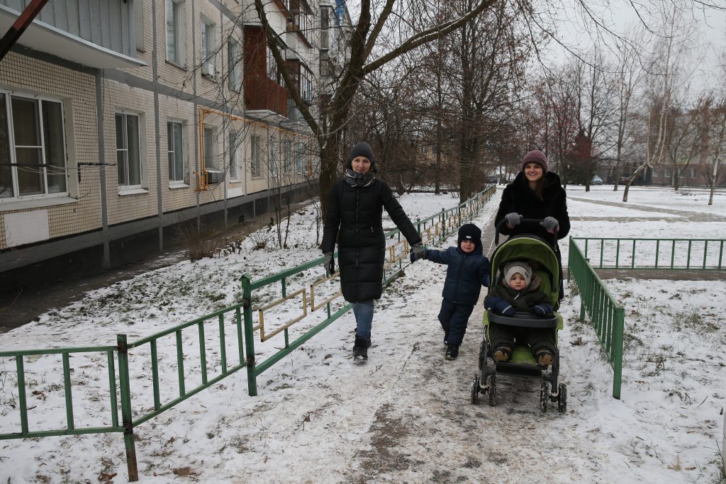 30 ноября 2017 года. Марушкинское. Татьяна Осипова (слева) и Анастасия Поликова с детьми гуляют вдоль дома № 8, который отгородили от тротуара по просьбе жителей.