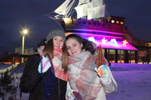 25 декабря 2017 года. Роговское. Лиза Загузина и Марина Гарифулина (слева направо) в Парке истории на фоне аттракциона, который уже стал местной достопримечательностью — фрегата Петра Первого. В 2018 году и в других поселениях появятся свои уникальные места. Фото: администрация поселения Роговское