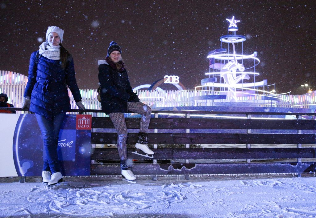 1 декабря 2017 года. Москва. Первые посетительницы самого большого катка Европы. Фото: Агентство городских новостей «Москва»