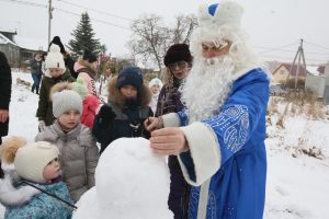 10 декабря 2017 года. Филимонковское. К жителям деревни Староселье приехал Дед Мороз Сергей Захаров. Фото: Виктор Хабаров