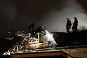 Пожар произошел на территории завода «Молния» в Юго-Западном округе Москвы, работают спасатели