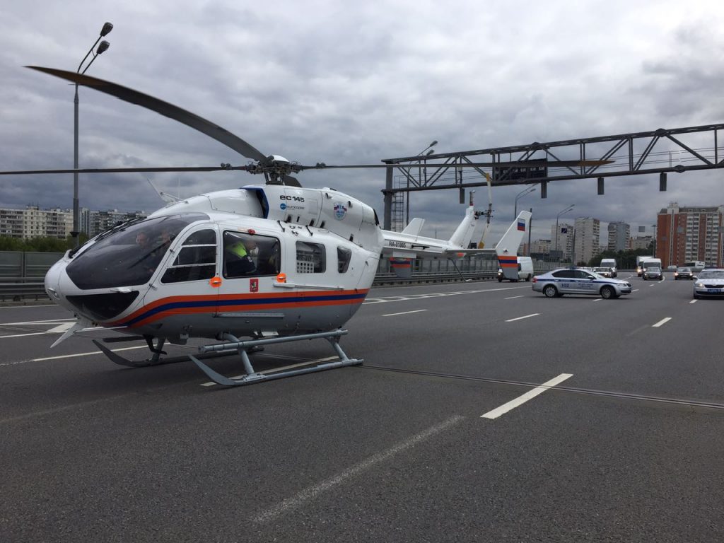 Санитарный вертолет прилетел на место жесткого ДТП с маршруткой в Новой Москве