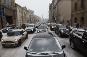 Пробки на дорогах Москвы выросли из-за снега