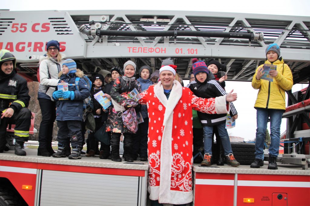 Пожарный Дед Мороз принял участие в празднике для детей. Фото: Пресс-служба МЧС по ТиНАО
