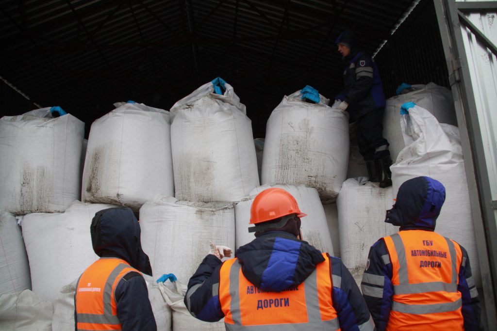 Более 40 тонн реагентов завезли во Внуковское. Фото: Павел Волков, «Вечерняя Москва»