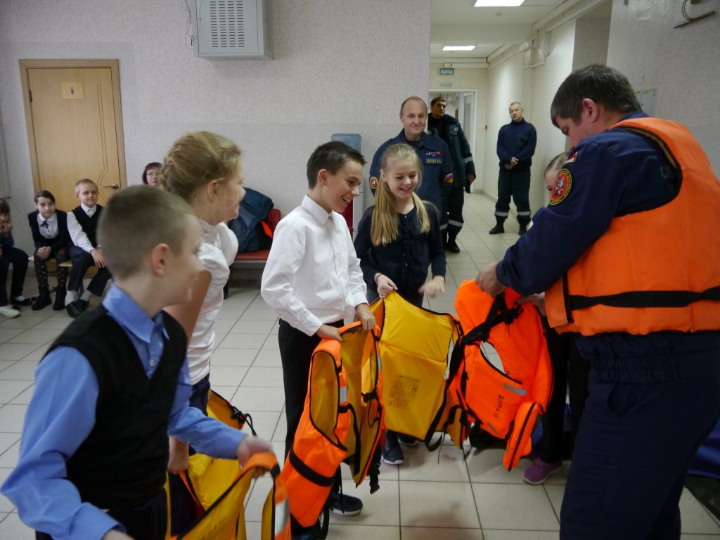 Спасатели и пожарные рассказали детям о безопасности в преддверии Нового года